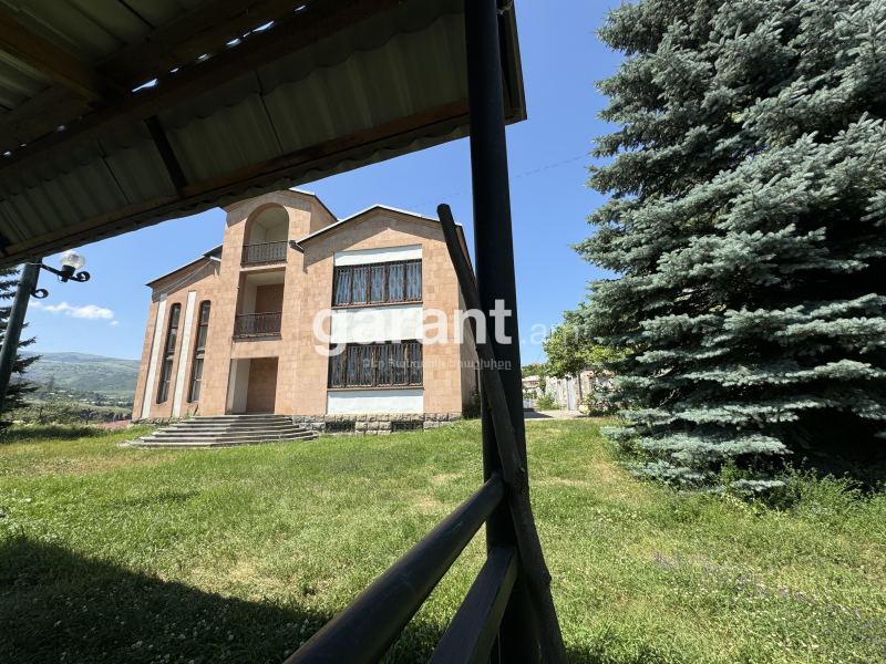 Տուն՝ 5 ննջասենյակով, 15 հյուրի համար, 800 մ²