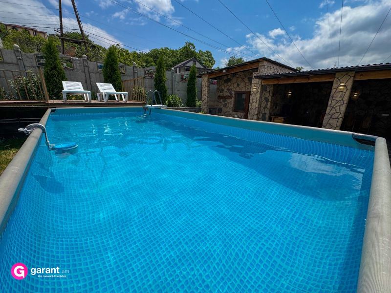 House with pool, 450 m²
