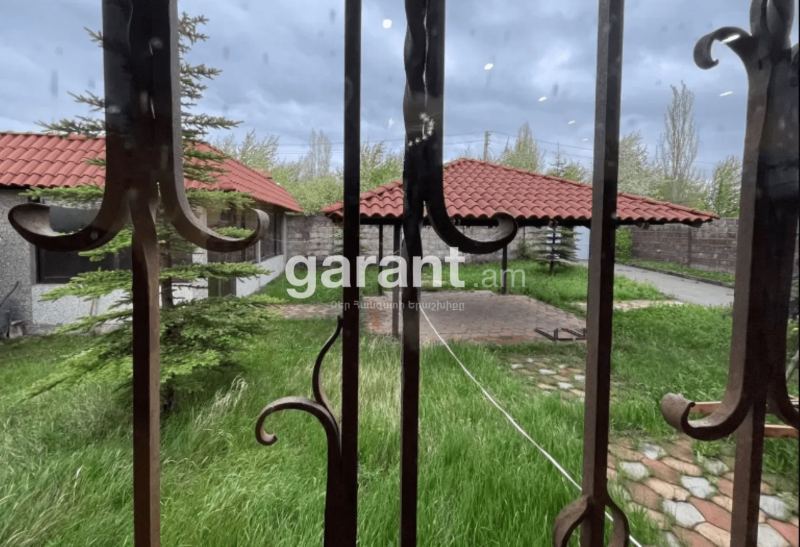 Տուն՝ 3 ննջասենյակով, 10 հյուրի համար, 170 մ²