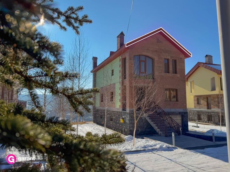 Տուն՝ 5 ննջասենյակով, 10 հյուրի համար, 285 մ²