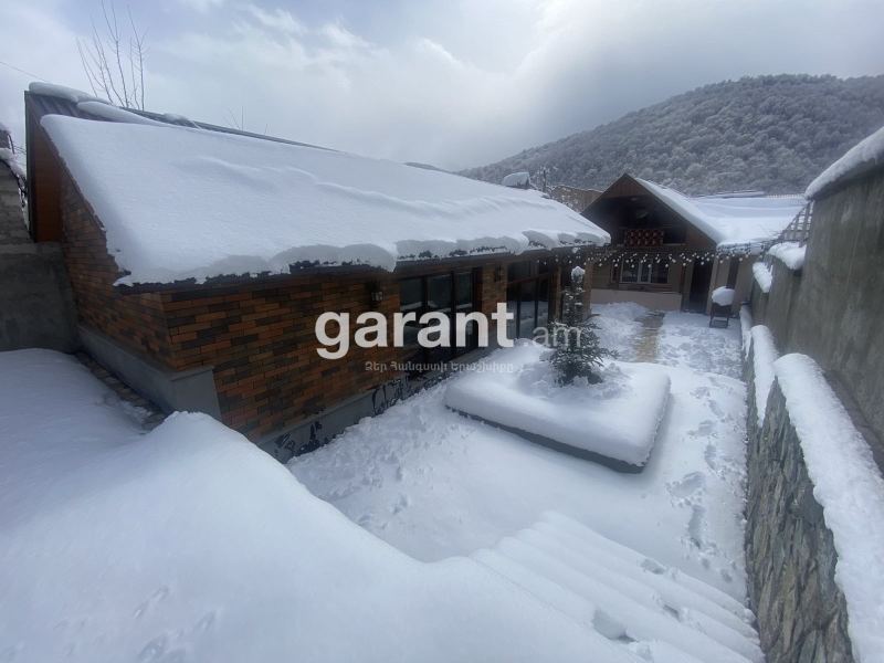 Տուն՝ 5 ննջասենյակով, 13 հյուրի համար, 200 մ²