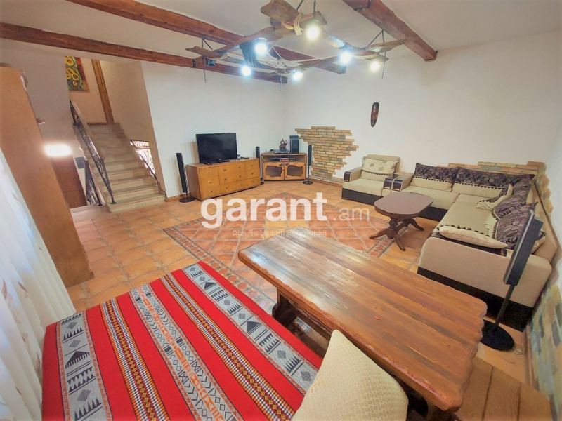 Տուն՝ 4 ննջասենյակով, 10 հյուրի համար, 180 մ²