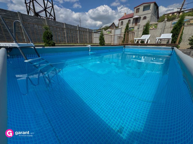 Տուն՝ լողավազանով, 450 մ²