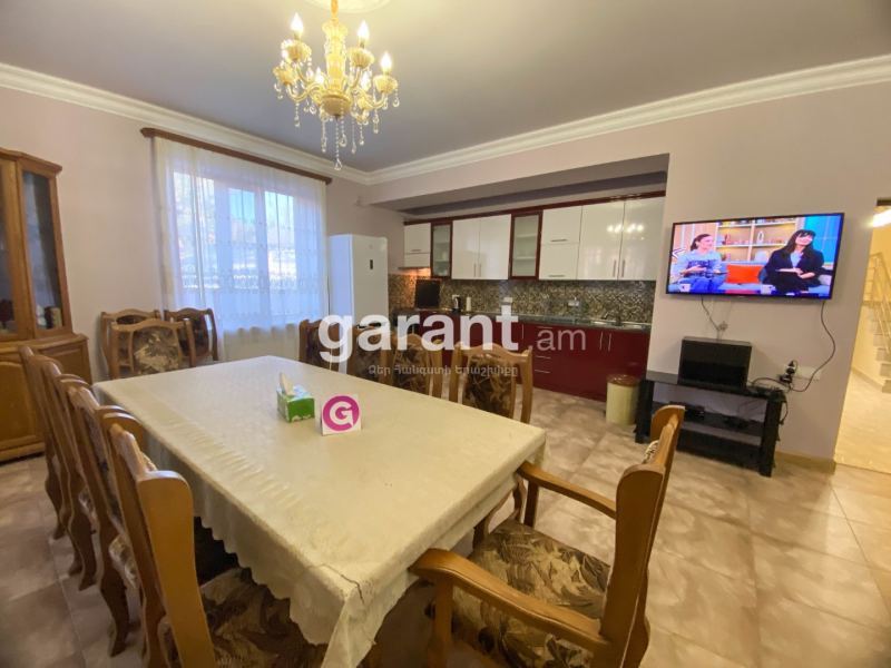 Տուն՝ 3 ննջասենյակով, 6 հյուրի համար, 350 մ²