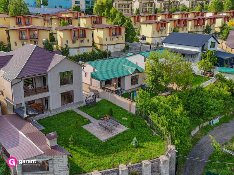 Տուն՝ 4 ննջասենյակով և ջակուզիով, 15 հյուրի համար, 120 մ²