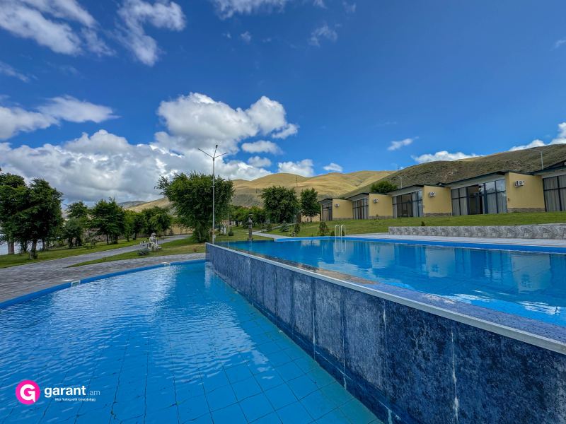 rooms՝ 1 ննջասենյակով և լողավազանով, 2 հյուրի համար